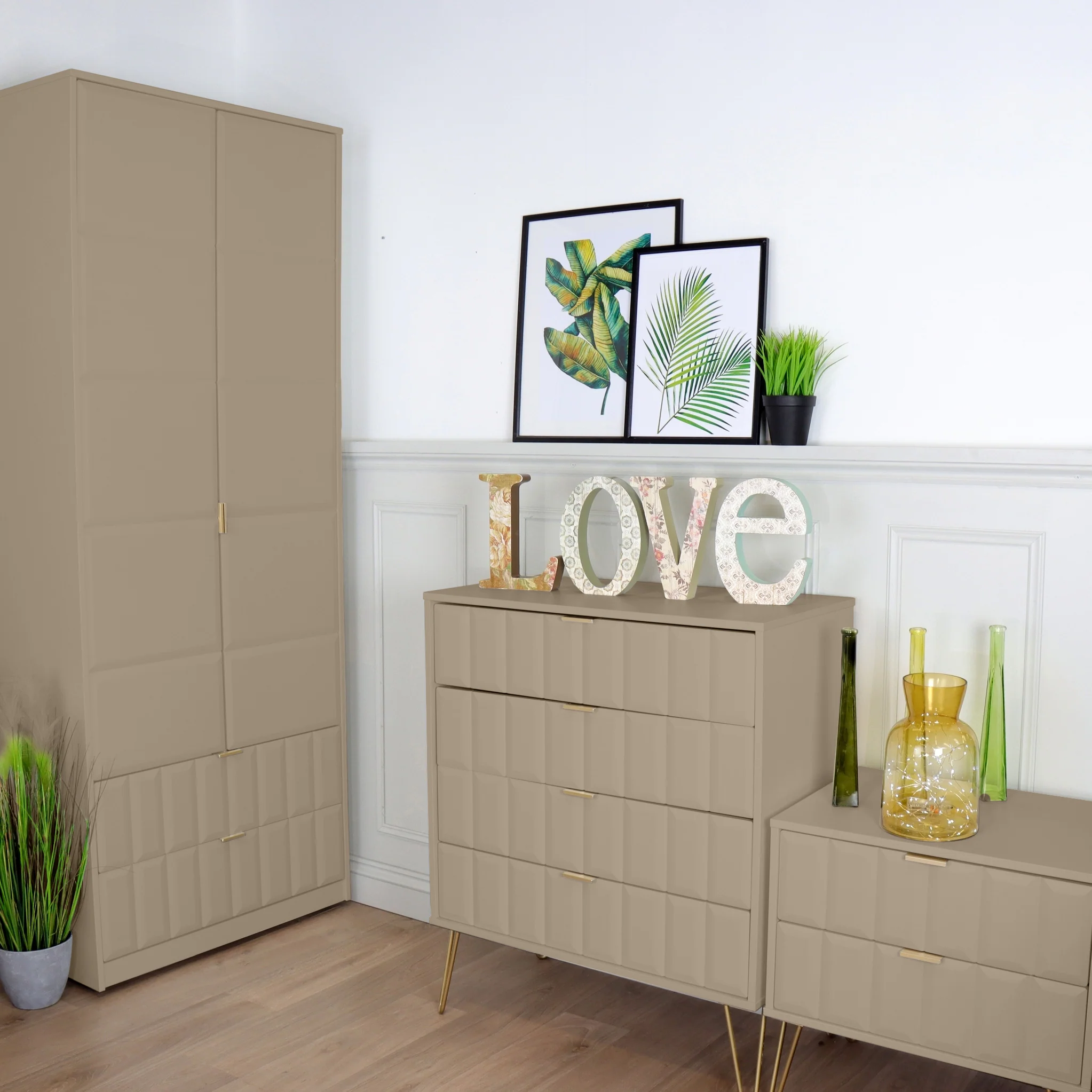 Harlow 4 Drawer Chest with Gold Hairpin Legs - Image 10